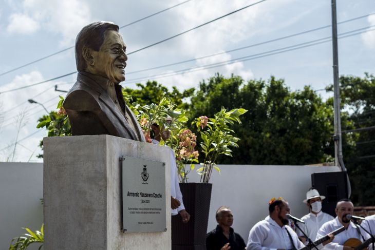 Develan Busto de Armando Manzanero y calle con su nombre